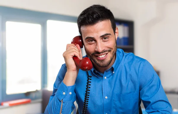 Empresário falando ao telefone — Fotografia de Stock