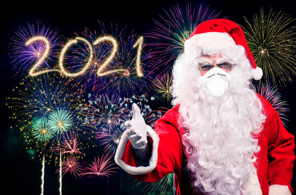 Санта-Клаус в маске на Новый год фейерверк 