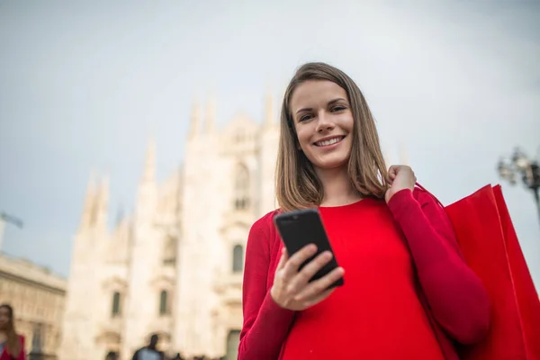 Молодая Женщина Красном Одеянии Милане Италия — стоковое фото