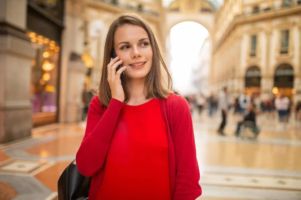 若い女性のショッピングながら歩くと電話で話す — ストック写真