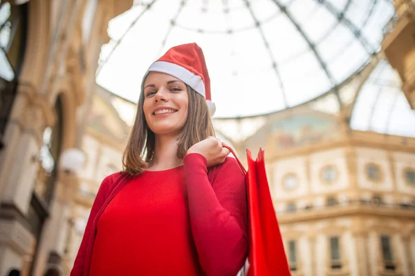 Usmívající Mladá Žena Oblečená Červené Dělat Vánoční Nákupy Miláně Itálie — Stock fotografie