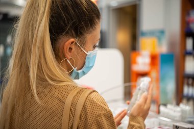 Eczanede uyuşturucu ya da ürün kontrolü yapan kadın müşteri