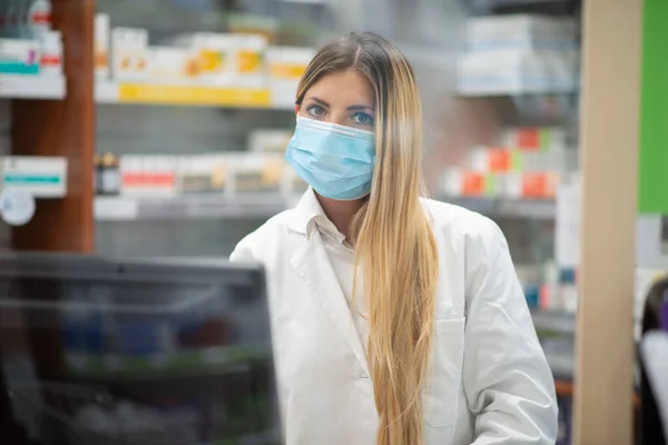 Sorrindo Jovem Farmacêutico Loira Vestindo Máscara Coronavírus Vívido Dentro Sua — Fotografia de Stock