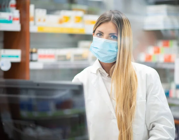 Caixa Mascarada Numa Farmácia Conceito Farmacêutico Coronavírus — Fotografia de Stock