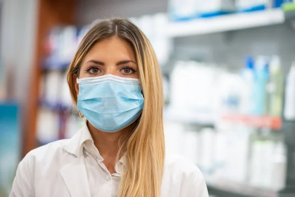 Farmacéutica Que Usa Una Máscara Covid Coronavirus Mientras Está Parada —  Fotos de Stock