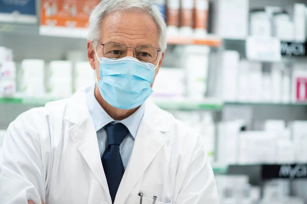 薬局でコロナウイルスやCovidマスクを身に着けている薬剤師 — ストック写真