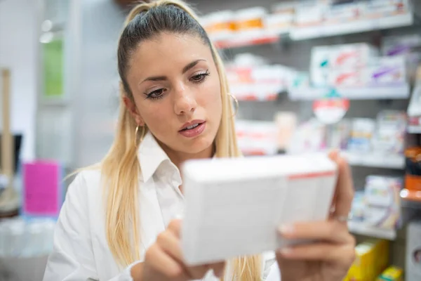 Pharmacien Contrôlant Médicament Dans Une Pharmacie — Photo