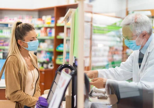 Mladá Maskovaná Žena Odhlašuje Lékárně Koronavirus Koncept — Stock fotografie