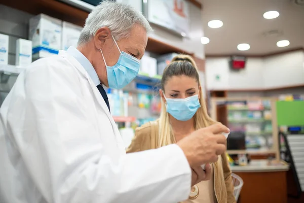 Helpful Pharmacist Suggesting Product Customer While Wearing Coronavirus Mask — Stock Photo, Image