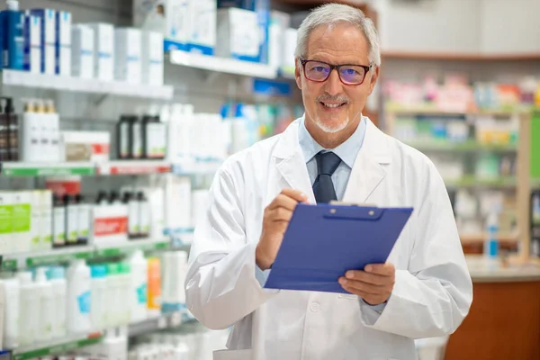 Rangidős Gyógyszerész Mosolygott Miközben Gyógyszertárában Állt — Stock Fotó