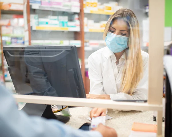 Sorrindo Jovem Farmacêutico Loira Vestindo Máscara Coronavírus Vívido Dentro Sua — Fotografia de Stock