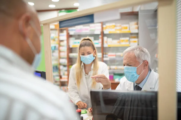 Odhlášení Zákazníka Lékárně Při Nošení Masky Koncepce Koronaviru — Stock fotografie