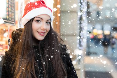 Genç kadın bir Noel kıyafeti ile alışveriş