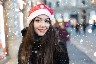 Genç kadın bir Noel kıyafeti ile alışveriş