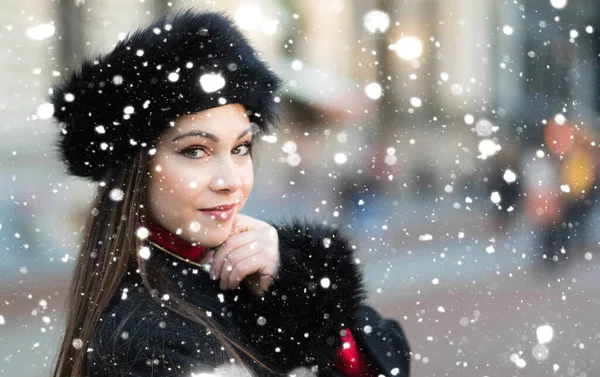 Портрет Женщины Пихте Зимой Над Снежинками — стоковое фото