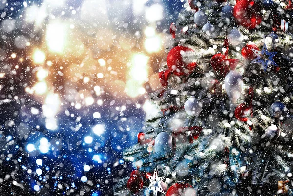 Árvore Natal Contra Fundo Luminoso Brilhante — Fotografia de Stock