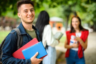 Gülümseyen mutlu erkek öğrenciler