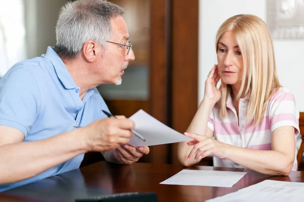 Volwassen Paar Controleren Financiën Tijdens Het Kijken Naar Rekeningen — Stockfoto