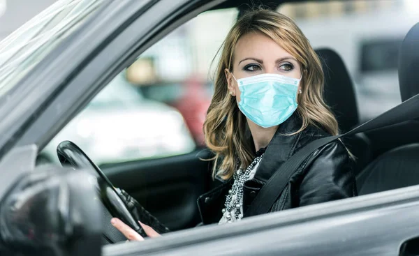 Mujer Conduciendo Coche Mientras Lleva Una Máscara Coronavirus Concepto Covid —  Fotos de Stock