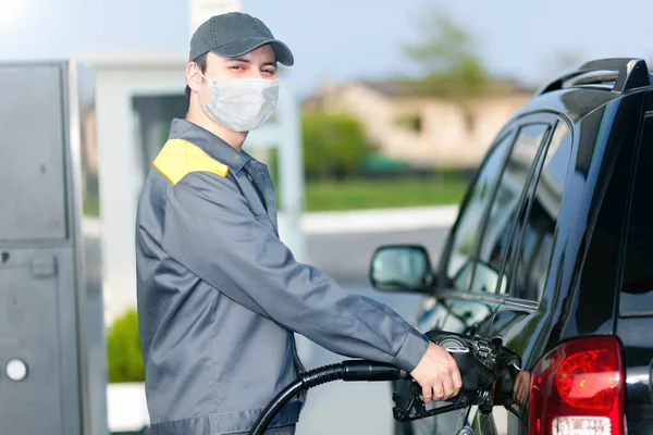 Asistente Gasolinera Enmascarada Trabajo Durante Pandemia Coronavirus — Foto de Stock