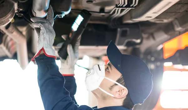 Retrato Mecânico Reparando Carro Sua Garagem Conceito Coronavírus Vívido — Fotografia de Stock