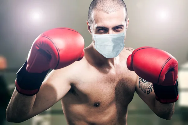 Retrato Boxeador Anel Usando Uma Máscara Coronavírus Vívido — Fotografia de Stock