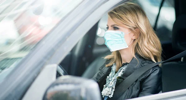 Mujer Conduciendo Coche Mientras Lleva Una Máscara Coronavirus Concepto Covid —  Fotos de Stock