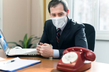 Endişeli iş adamı telefon bekliyor, Coronavirus covid konsepti.