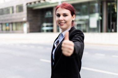 Modern bir şehir ortamında kendine güvenen genç bir bayan yönetici.