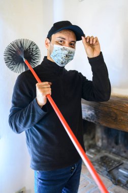 Genç baca temizleme portresi Coronavirus acil durumu nedeniyle maske takıyor.