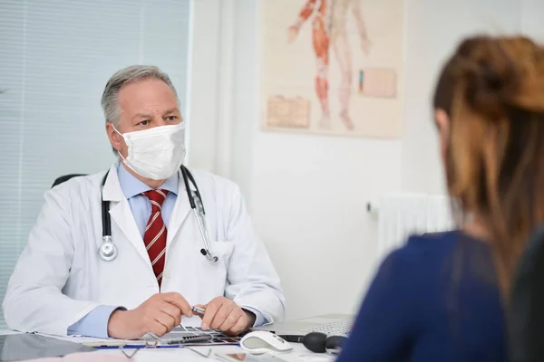 Zamaskowany Lekarz Rozmawiający Pacjentem Koncepcja Coronavirus Covid — Zdjęcie stockowe