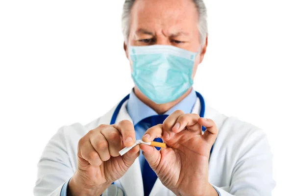 Zbliżenie Zamaskowanego Lekarza Łamiącego Koncepcję Zagrożenia Związanego Papierosem Koronawirusem Paleniem — Zdjęcie stockowe