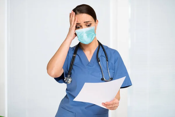 Masked Nurse Reading Document Hospital Covid Coronavirus Problems Concept — Stock Photo, Image