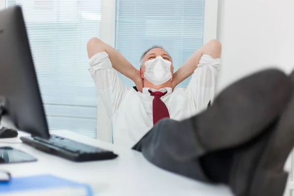 Geschäftsmann Entspannt Sich Seinem Büro Coronavirus Covid Konzept — Stockfoto