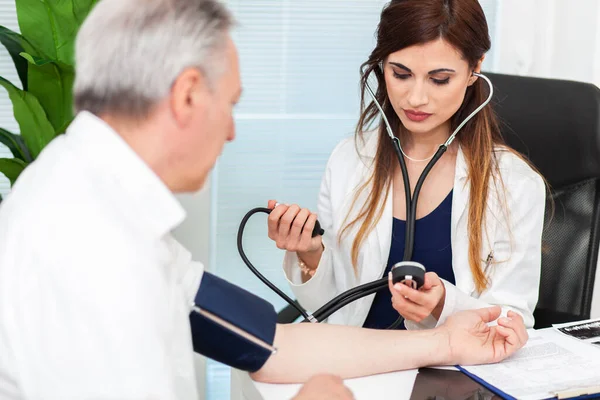 Doctor Using Stethoscope Sphygmomanometer Check Blood Pressure — Stock Photo, Image