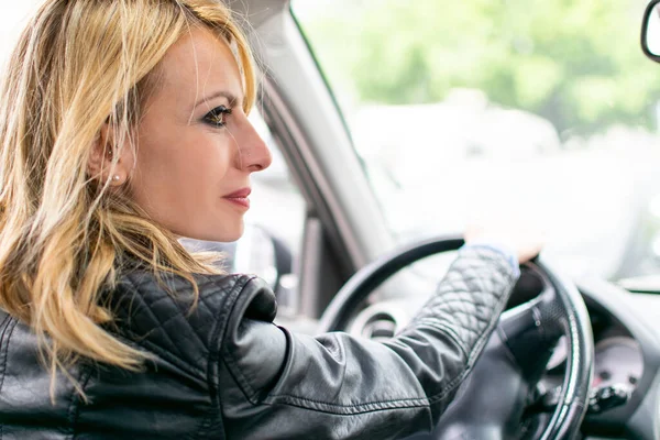 Jong Blond Vrouw Besturen Van Een Auto — Stockfoto