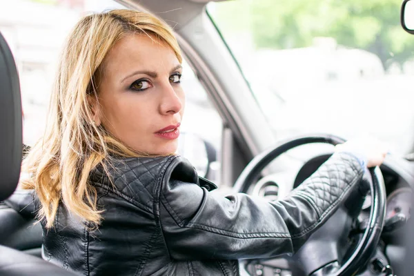 Jeune Femme Blonde Conduisant Une Voiture — Photo