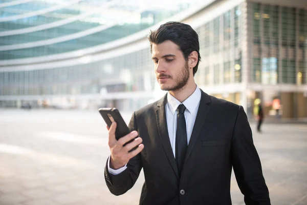 Bonito Empresário Lendo Uma Mensagem Seu Smartphone Livre Cenário Moderno — Fotografia de Stock