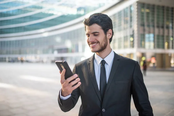 Portrét Obchodníka Používajícího Svůj Mobilní Telefon — Stock fotografie