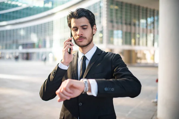 Retrato Homem Negócios Falando Telefone Enquanto Assiste Seu Relógio Pulso — Fotografia de Stock