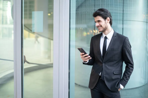 Zakenman Met Behulp Van Een App Zijn Smartphone Een Zakelijke — Stockfoto