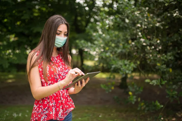 Masked Young Woman Using Tablet Park — Stock Photo, Image