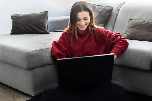 Kvinna Som Använder Bärbar Dator Sittande Matta Nära Soffa — Stockfoto