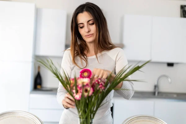 Jonge Vrouw Zetten Kleurrijke Bloemen Vaas — Stockfoto