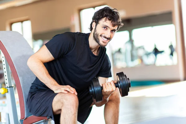 Culturista Usando Una Mancuerna Para Ejercitar Sus Brazos Gimnasio —  Fotos de Stock