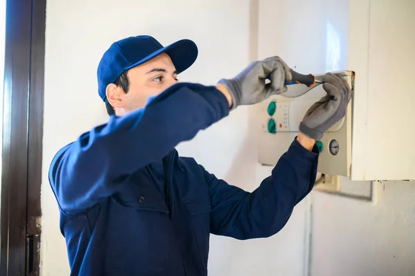 Técnico Sorridente Reparando Aquecedor Água Quente — Fotografia de Stock