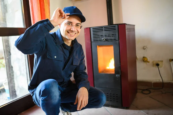 Technicus Onderhoud Van Een Pelletkachel — Stockfoto