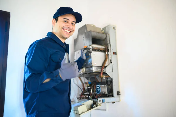 Técnico Sonriente Reparando Calentador Agua Caliente Mostrando Los Pulgares Hacia — Foto de Stock