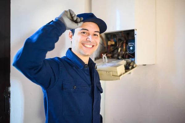 Usmívající Technik Opravuje Ohřívač Teplé Vody — Stock fotografie