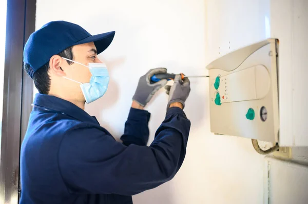 Técnico Sorridente Reparando Aquecedor Água Quente Usando Uma Máscara Conceito — Fotografia de Stock